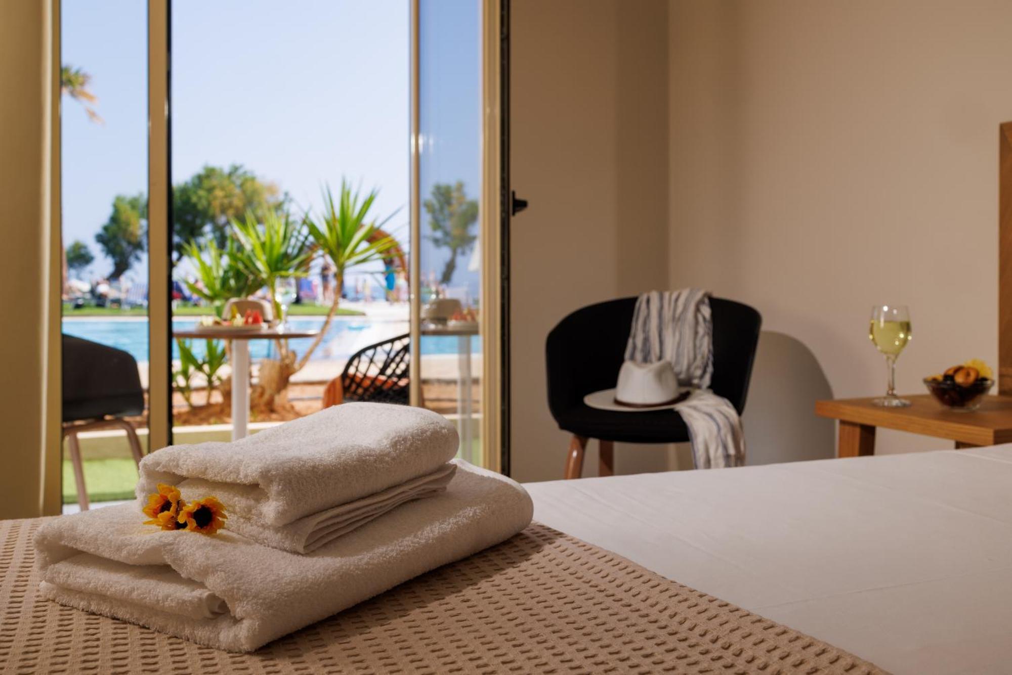 Malia Bay Beach Hotel & Bungalows Exterior foto
